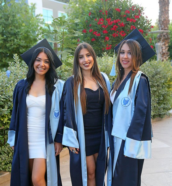 Yasar Universitesi Nde Mezuniyet Sevinci Magazin Izmir