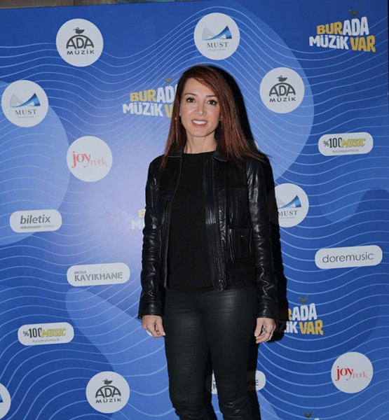 50 Yillik Mogollar Sahnede Genc Rapci Ezhel I Agirladi Magazin Izmir