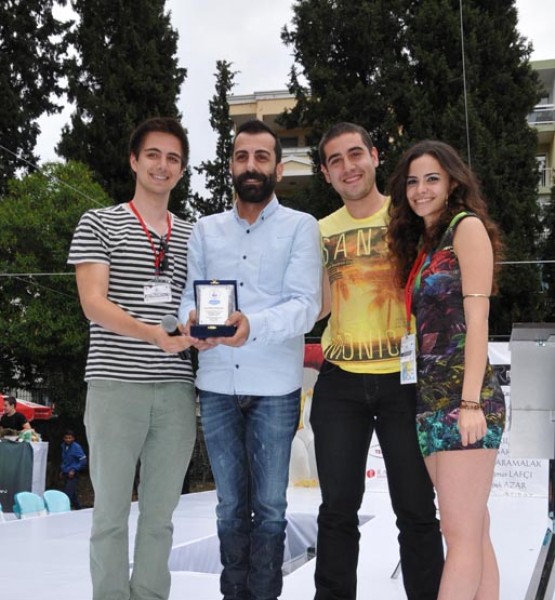 Emre Karayel, söyleşinin ardından öğrencilerle selfie çekti