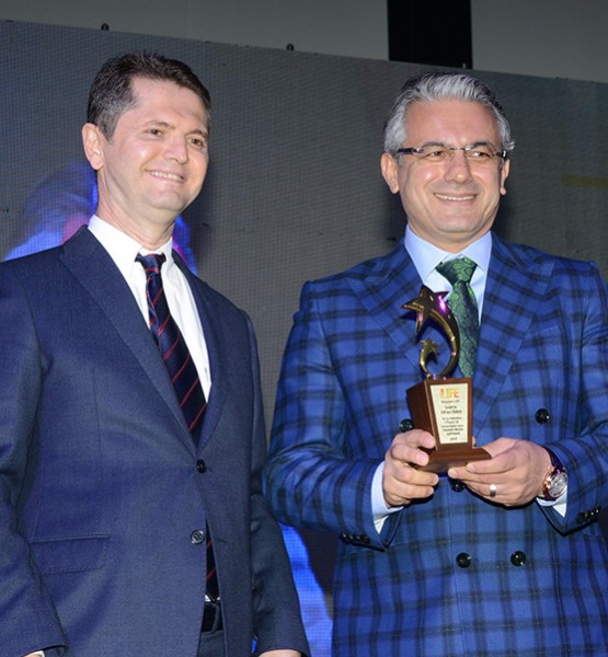 Karşıyaka-Belediye-Başkanı-Hüseyin-Mutlu-Akpınar-Ödülünü-Prof
