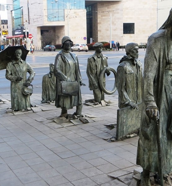 Yoldan Geçen Rastgele Kişiler Anıtı (The Monument Of An Anonymous Passerby), Krakov, Polonya