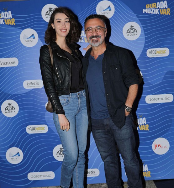 50 Yillik Mogollar Sahnede Genc Rapci Ezhel I Agirladi Magazin Izmir